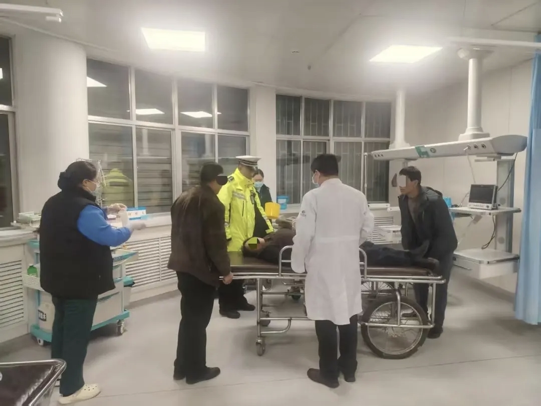 民警协助将村民送入急诊