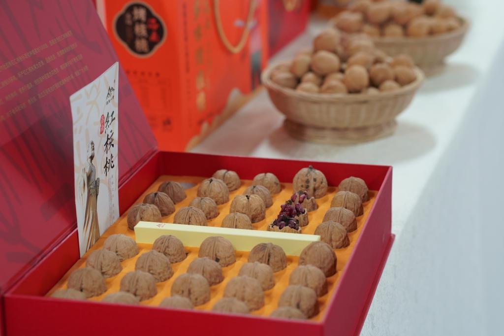 图为洛南县一家核桃生产企业展厅内展示的红仁核桃产品。新华社记者邵瑞 摄