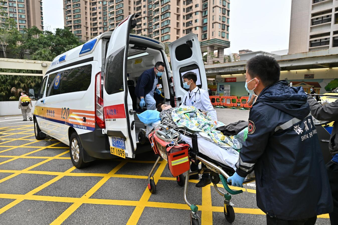 首次北向转运演练，参与演练的人员模拟运送病人离开香港伊利沙伯医院，前往香港大学深圳医院。