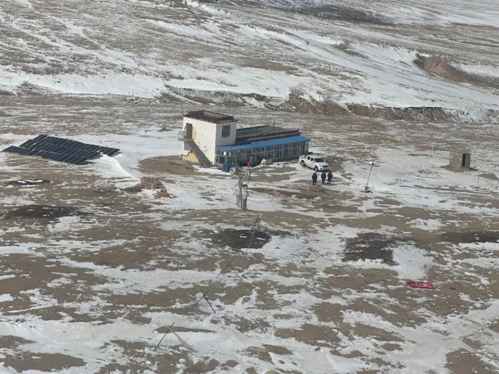 青海4名管护员被暴雪围困在无人区 警用直升机救援转运