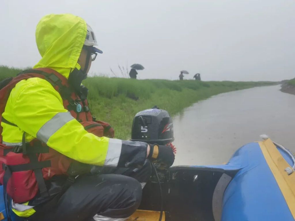 岳阳蓝天救援队在搜寻失联女子。岳阳市蓝天救援队 图