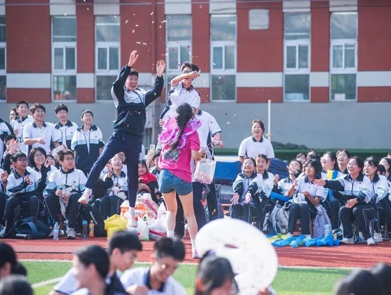 济南九中学生在运动会上展示风采