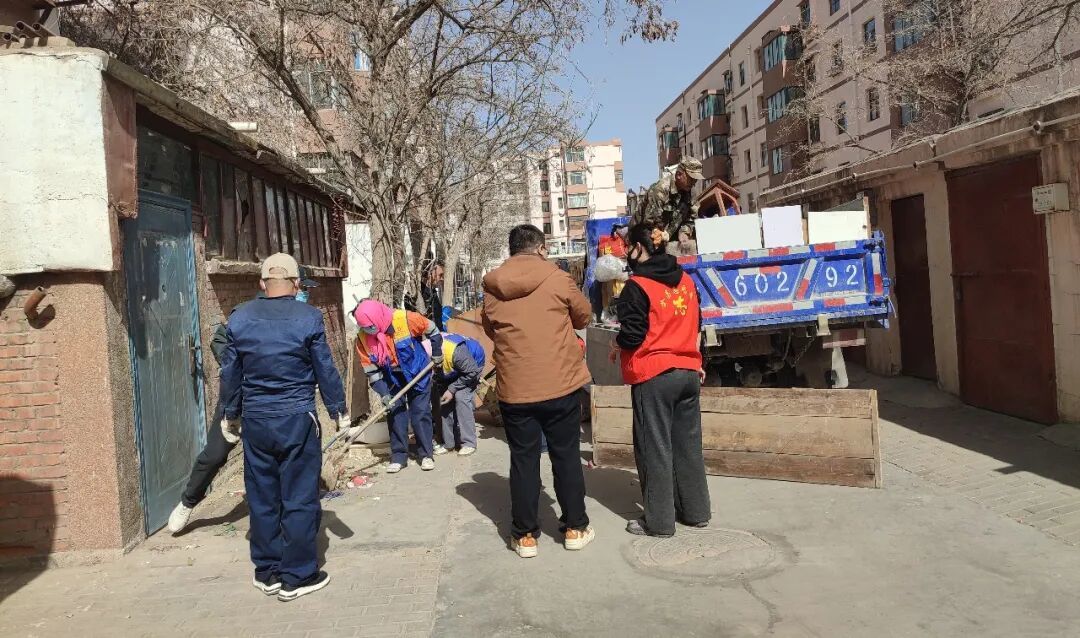 △社区联合物业、街道城管、包帮单位、志愿者共同整治辖区乱堆乱放问题