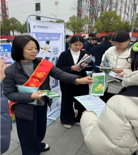 邮储银行漯河市分行：宣传进校园，筑牢安全线