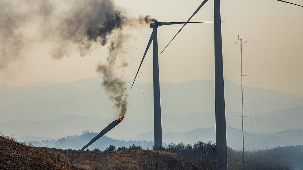 韩国一风力发电机起火