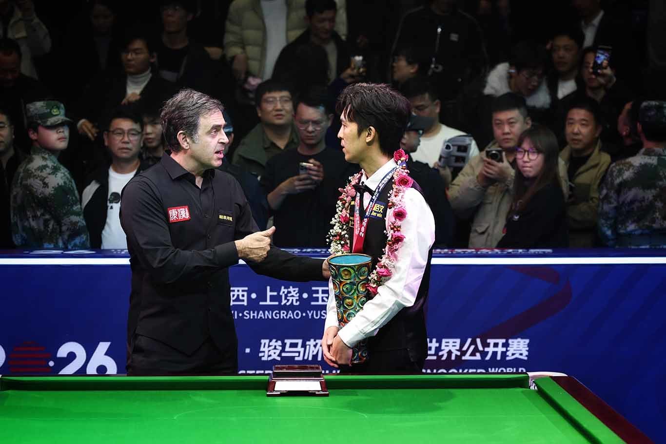 ▲塔猜亚的决赛表现，让奥沙利文竖起大拇指。