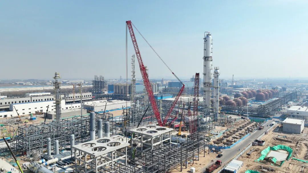 图为甲醇制烯烃装置大型设备吊装.jpg