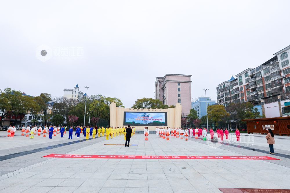 3月21日，江西省永丰县在欧阳修广场举行国际太极拳日展演，太极爱好者齐聚于此，拳起风生，意随形转，动作行云流水。古老太极的和谐哲思与健康追求，与现代生活气息相融，焕发出崭新的时代活力。