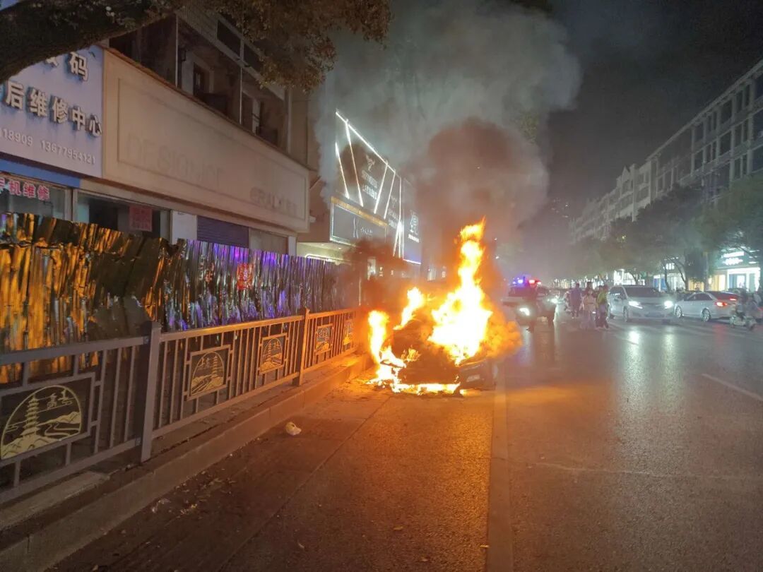 事发宜春!路边小车起火男子看热闹 发现烧的竟是自家车……