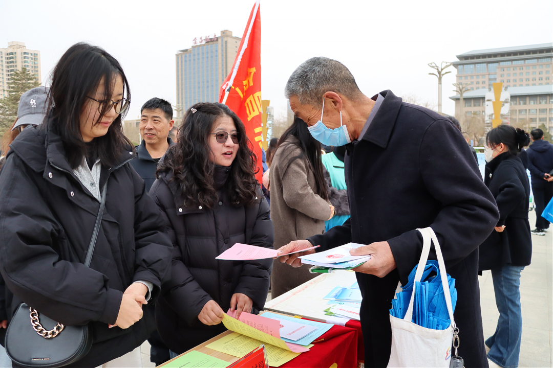 △工作人员向市民讲解节水知识与水法规