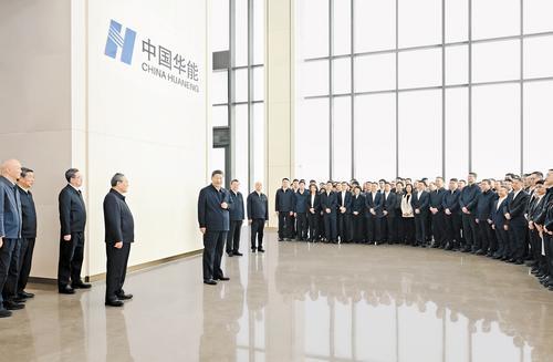 3月23日，中共中央总书记、国家主席、中央军委主席习近平在河北雄安新区考察，并主持召开深入推进雄安新区高质量建设和发展座谈会。这是23日上午，习近平同雄安新区入驻和在建疏解单位干部职工代表亲切交流。新华社记者 燕雁摄