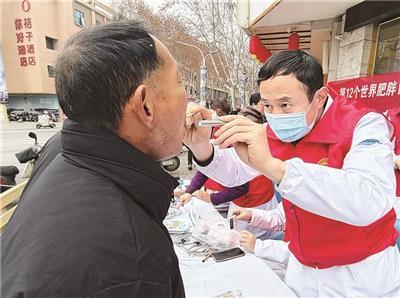 市第三人民医院科协组织多学科专家团队,走进珠山区太白园街道社区卫生服务中心,开展“学雷锋践使命 白衣送健康 服务进社区”科普义诊活动,以实际行动为辖区居民送上专业健康服务。 (市三院 供图)