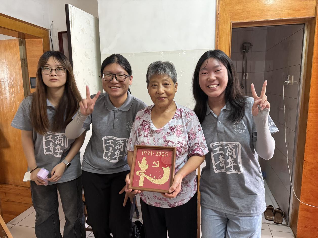 志愿者和老黨員徐慧珍貼金箔