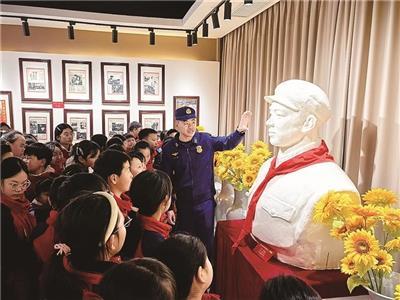 昌江消防救援大队宣讲员在雷锋纪念馆向参观的学生们讲雷锋的故事。 (全媒体记者 付裕 摄)