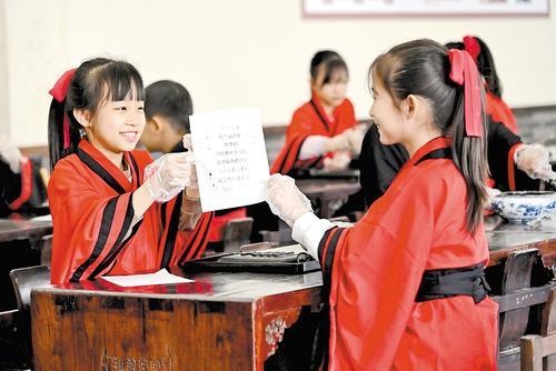 3月21日，位于衡水湖畔的孙敬学堂百工坊里，几名小朋友在体验活字印刷术。本报记者 焦磊摄