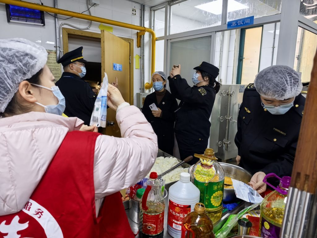 内融外联 鄞州“综合查一次”倾情守护校园食堂安全