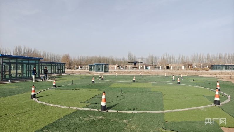 学员正在培训基地练习无人机飞行 (央广网记者 郭璁悦 摄)