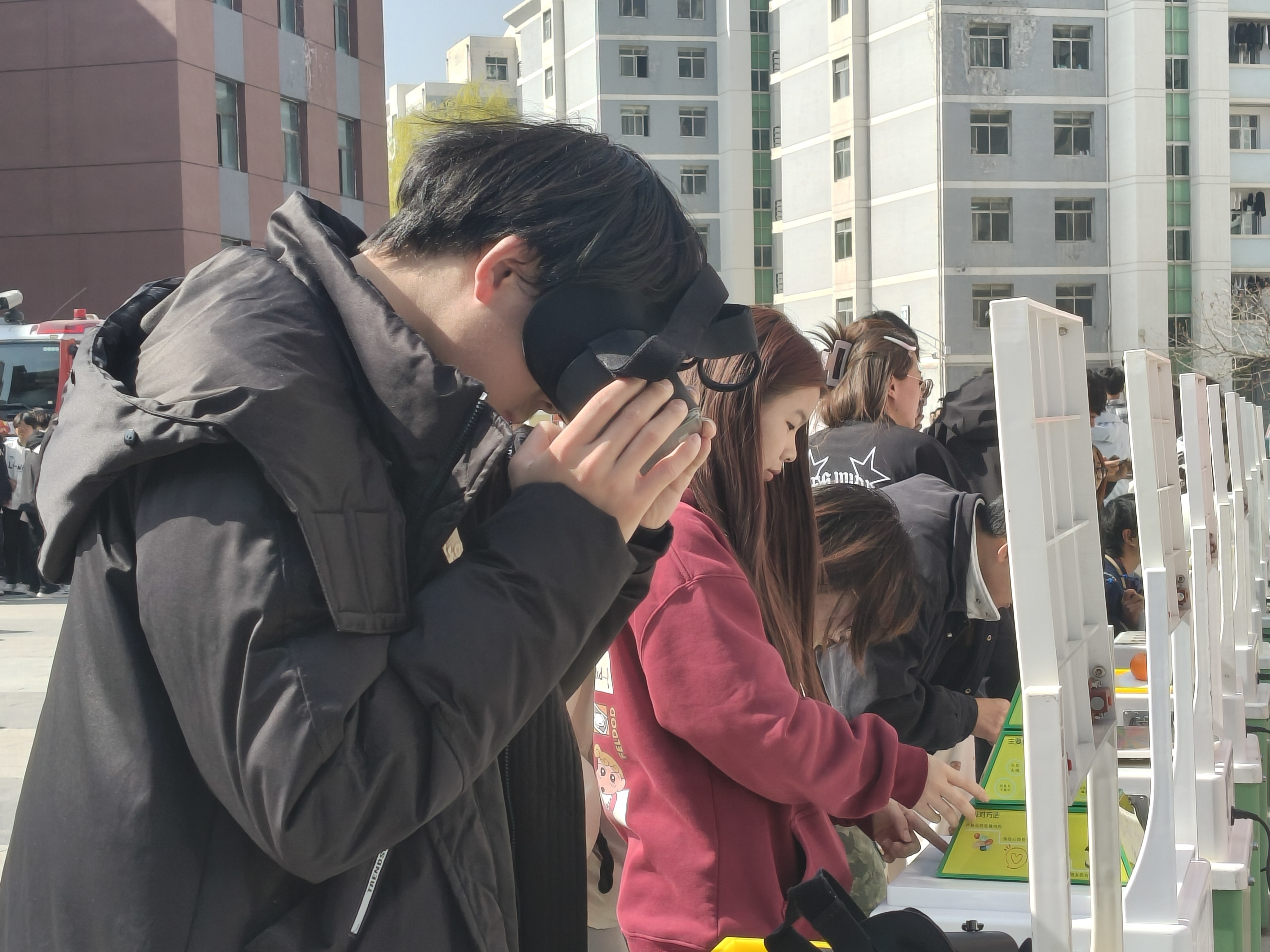 大学生体验VR眼镜