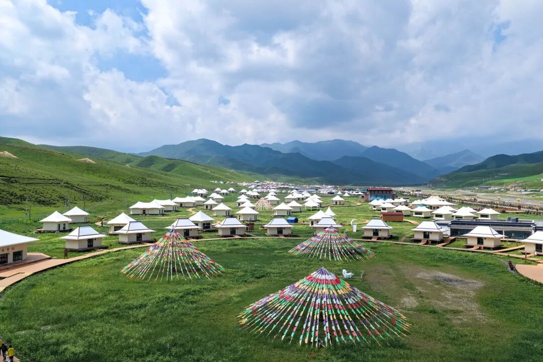 阿尼嘎卓帐篷城(摄影:吴剑斌)