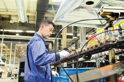 3月27日，在位于河北献县经济开发区的来福汽车照明集团沧州有限公司，工人正在检查汽车照明产品生产情况。胡宇婷摄