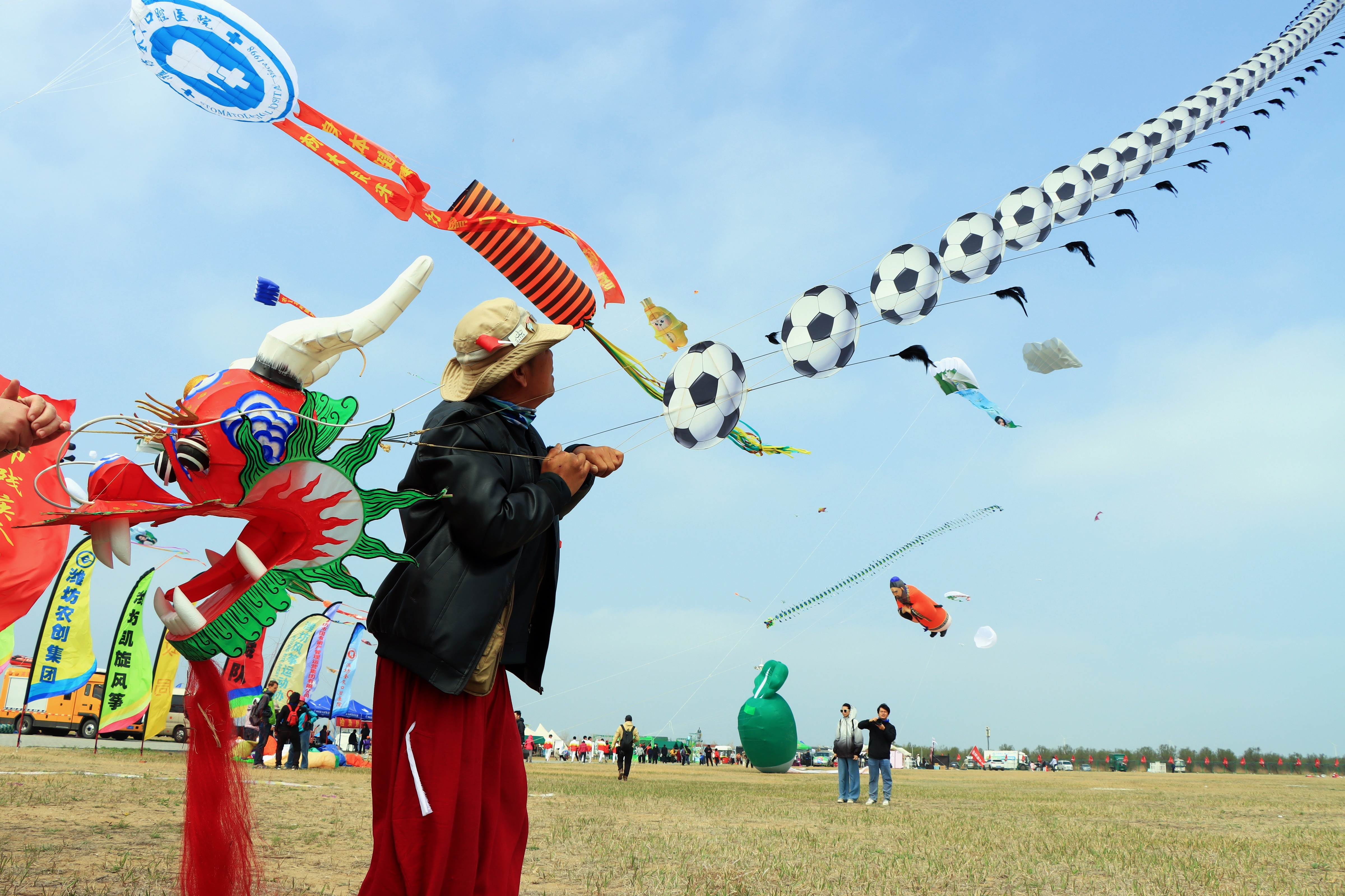 渤海湾畔万筝齐飞 潍坊风筝会邀你来滨海打卡