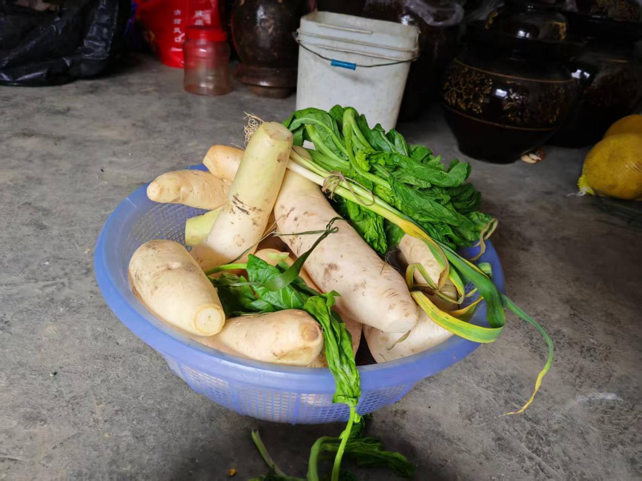 周仝妹没卖出去的萝卜。凤凰网《风暴眼》摄