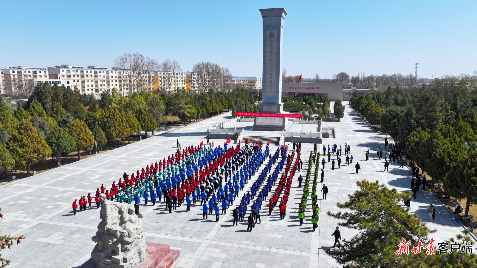 张掖市高台县中小学师生举行“缅怀革命先烈”祭扫活动 本文图片由高台县委宣传部提供