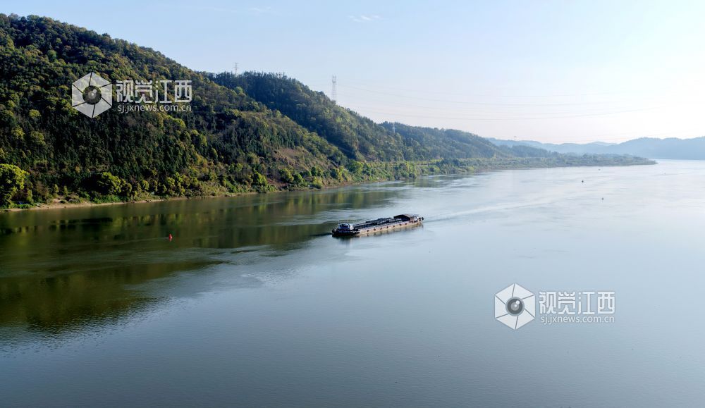 2026年4月1日，赣江流域江西省吉安市峡江县巴邱段，满载物资的货运船舶在江面上有序航行。