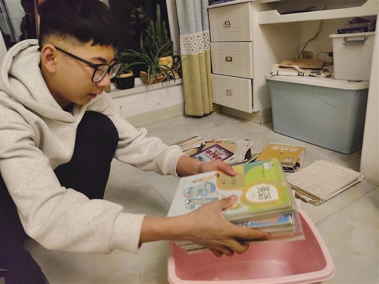 小李整理自己的书本
