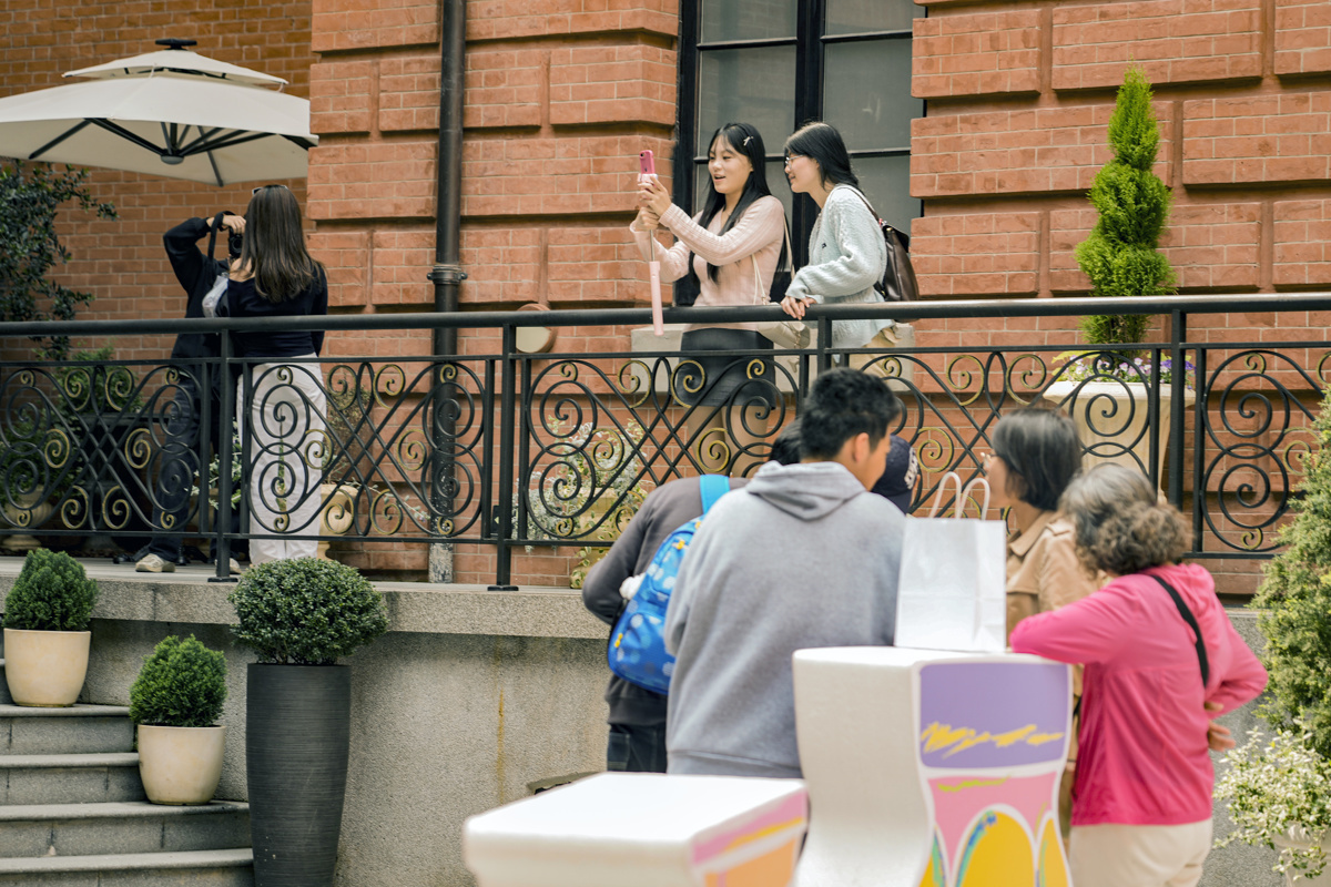 市民在巴公房子内的庭院参观打卡