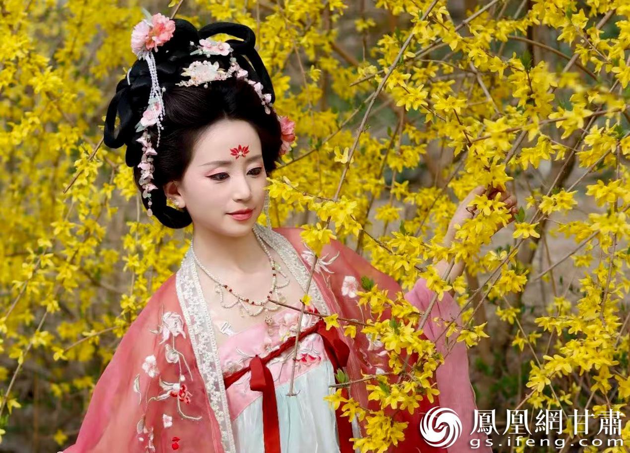 游客一袭古装打卡“花花世界”，解锁春日浪漫。陇南市文化广电和旅游局供图
