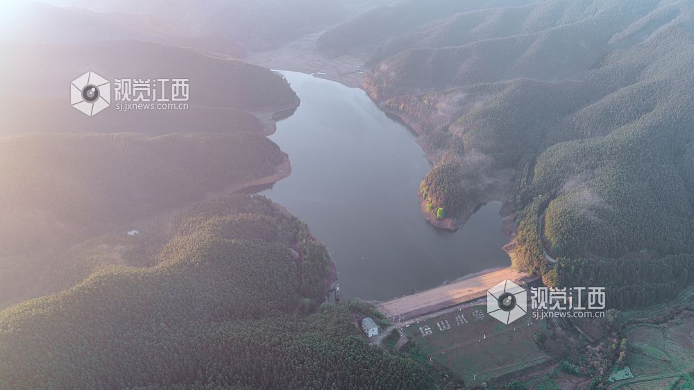 2026年4月1日在江西省吉安市新干县溧江镇培山水库拍摄的画面。