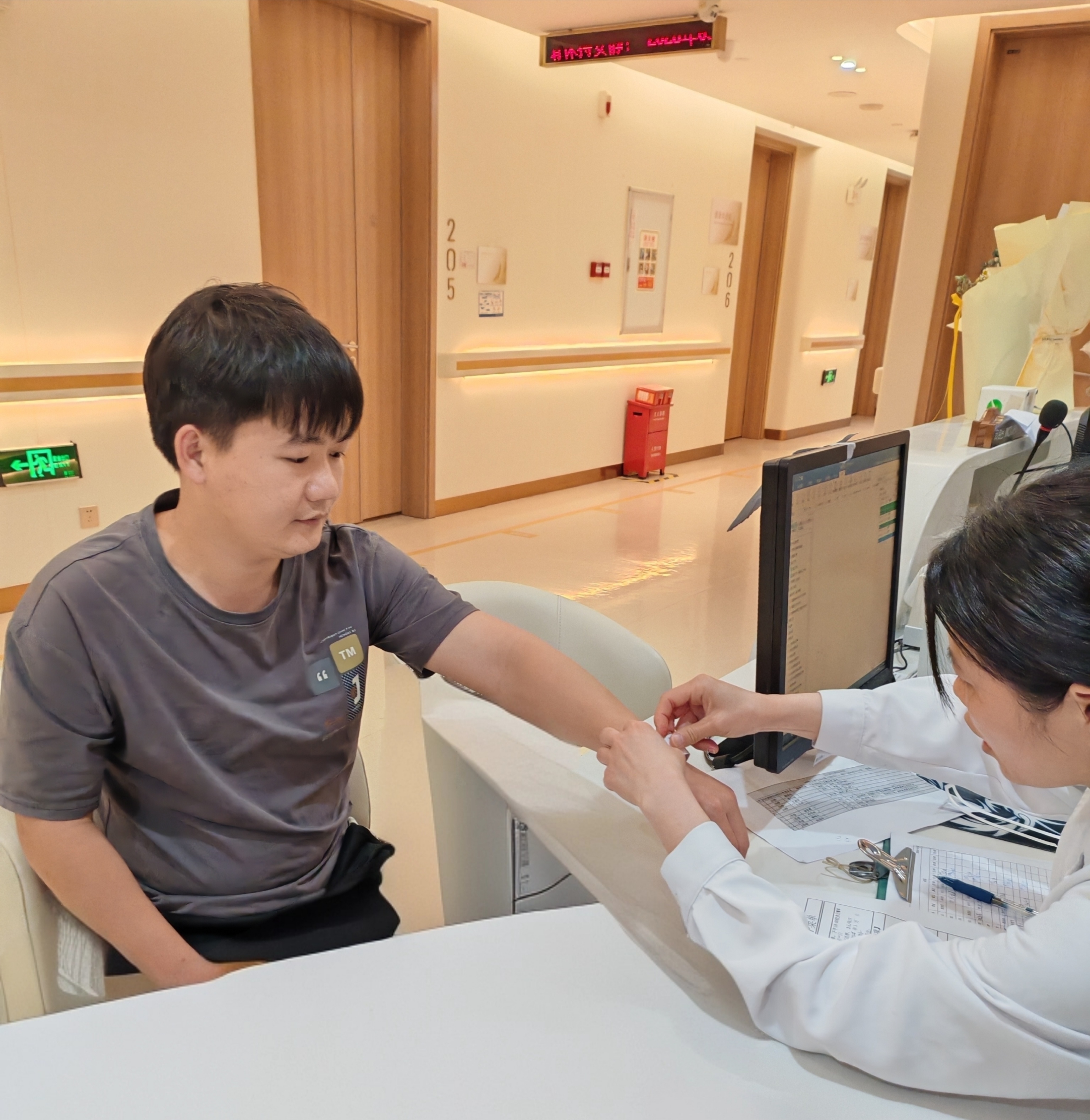 图：廖晓乐在做干细胞捐献前的体检