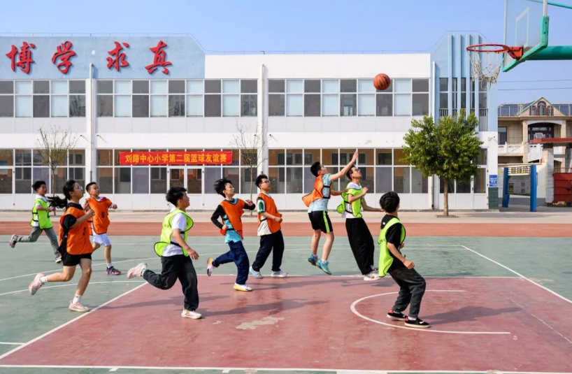 宁晋县朝阳街小学与刘路中心小学举办篮球友谊赛