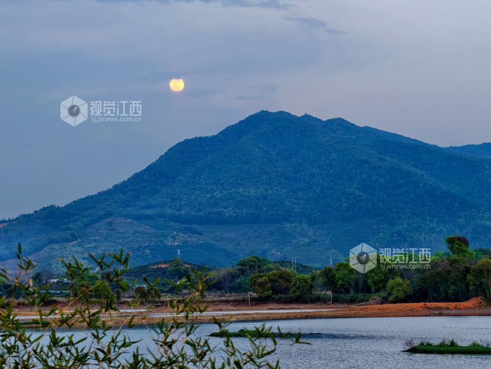 江西分宜：皓月映湖面 夜色漾清辉（图）