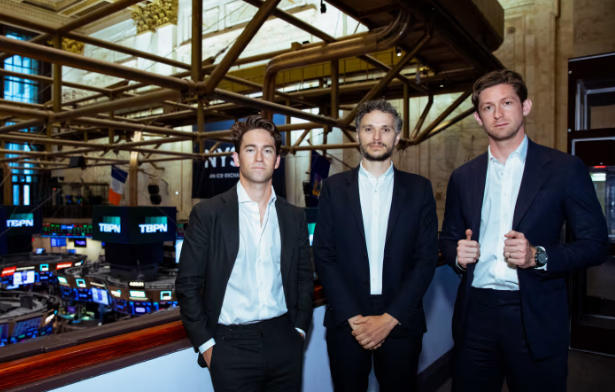 TBPN负责人迪伦&middot;阿布鲁斯卡托（中间），以及主持人乔迪&middot;海斯（左）和约翰&middot;库根。