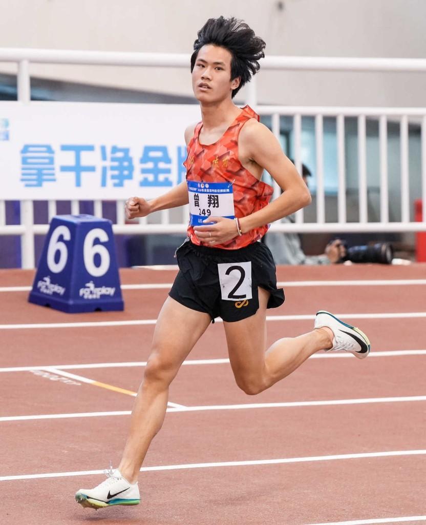 曾翔在男子800米比赛中获得第六名