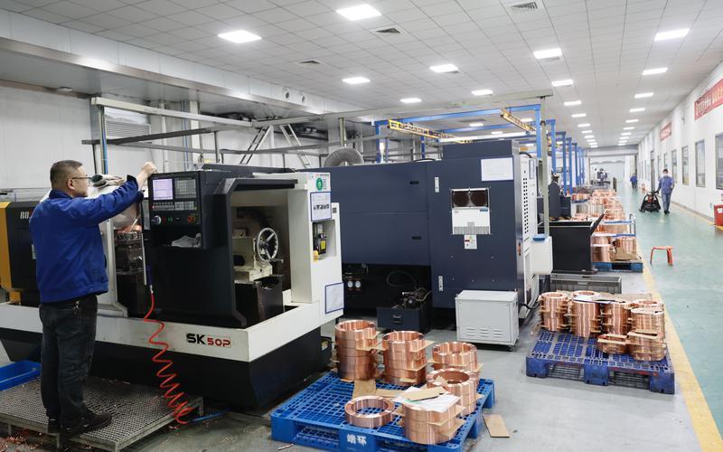 陕西斯瑞新材料股份有限公司车间内，工人正在紧张有序地忙碌中