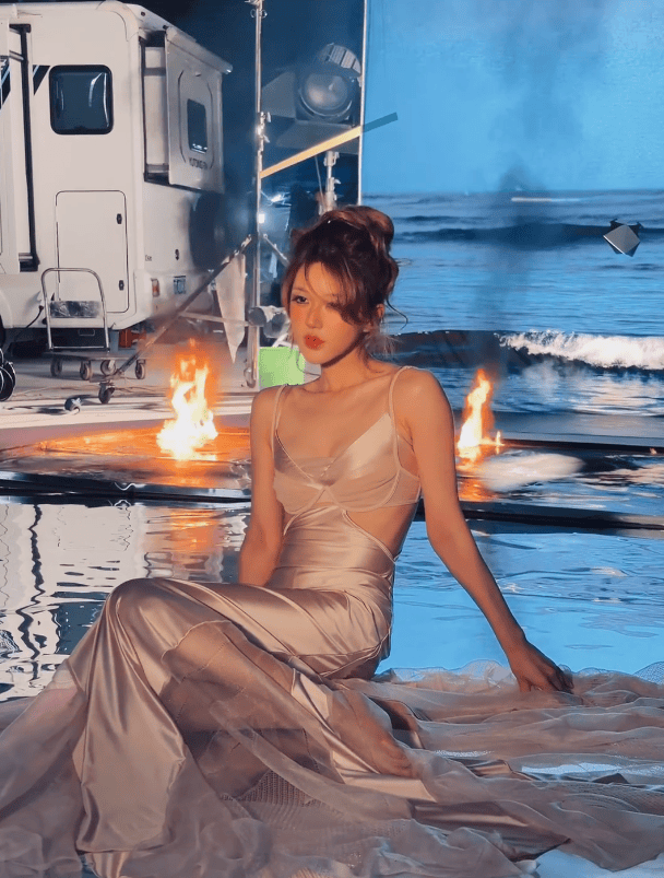 赵露思身姿曼妙，曲线吸睛。