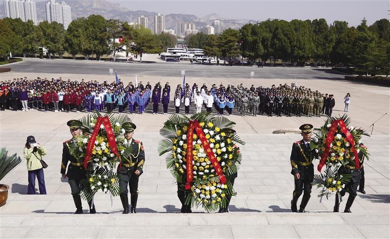 敬献花篮　记者　马军　摄