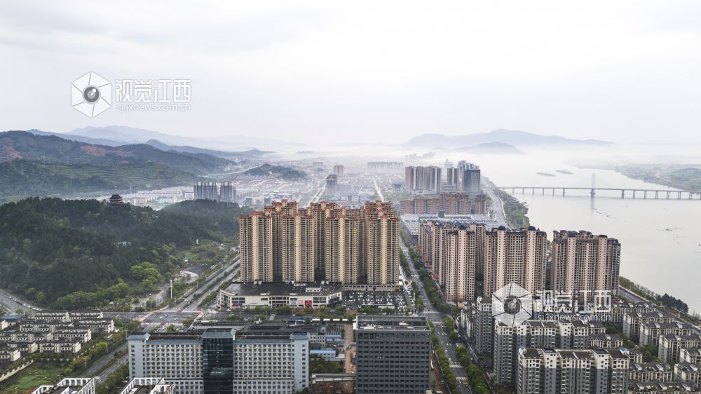 暴雨过后，吉水清晨天朗气清，经雨水冲刷后的景致洁净透亮，天地间澄澈如新，处处彰显着雨后的清新与生机，构成一幅雅致的清晨图景。