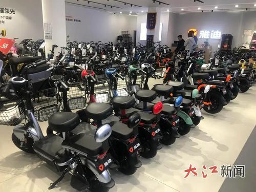 记者探访一家品牌电动自行车门店。