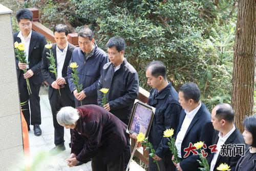 高六月（中）祭拜英烈（瑞金市融媒体中心供图）