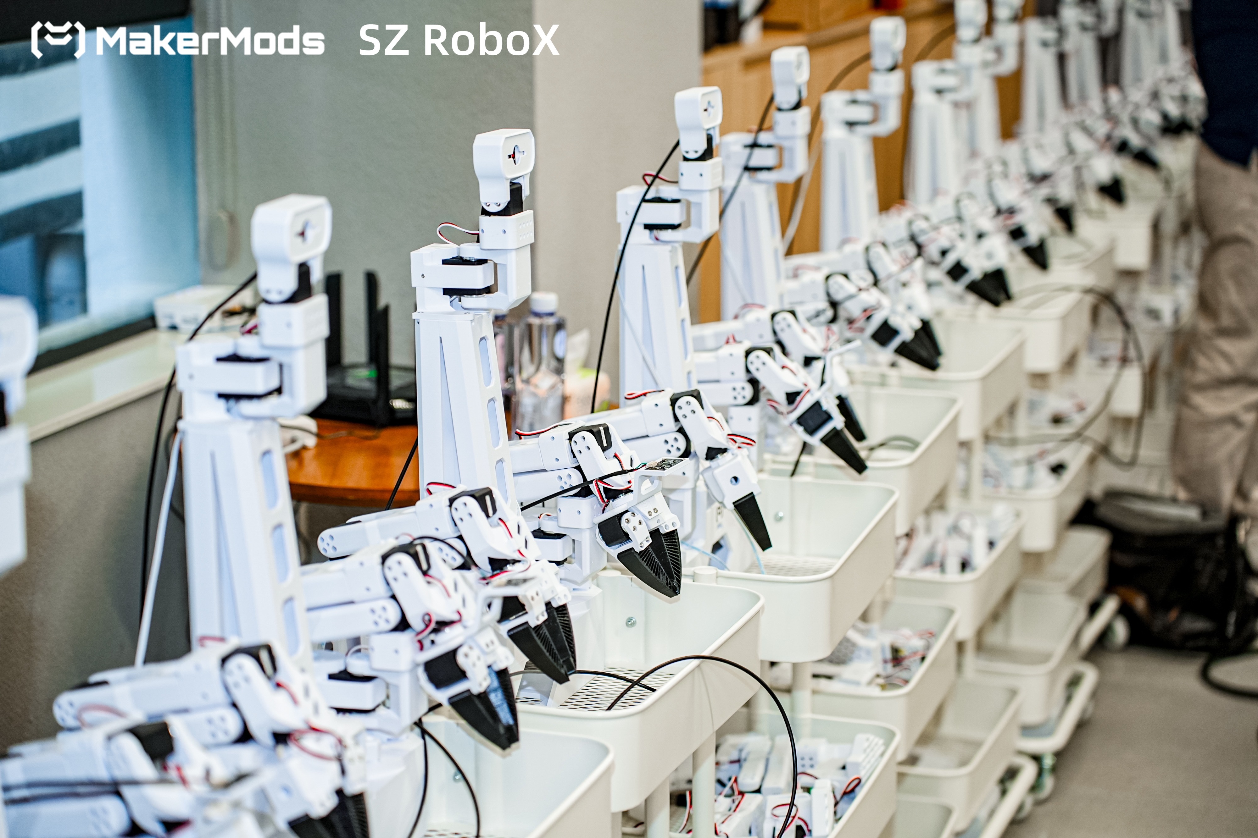 25台机器人集结南山！深圳上演“具身智能”硬核黑客松，硅谷创业者组团来深对接