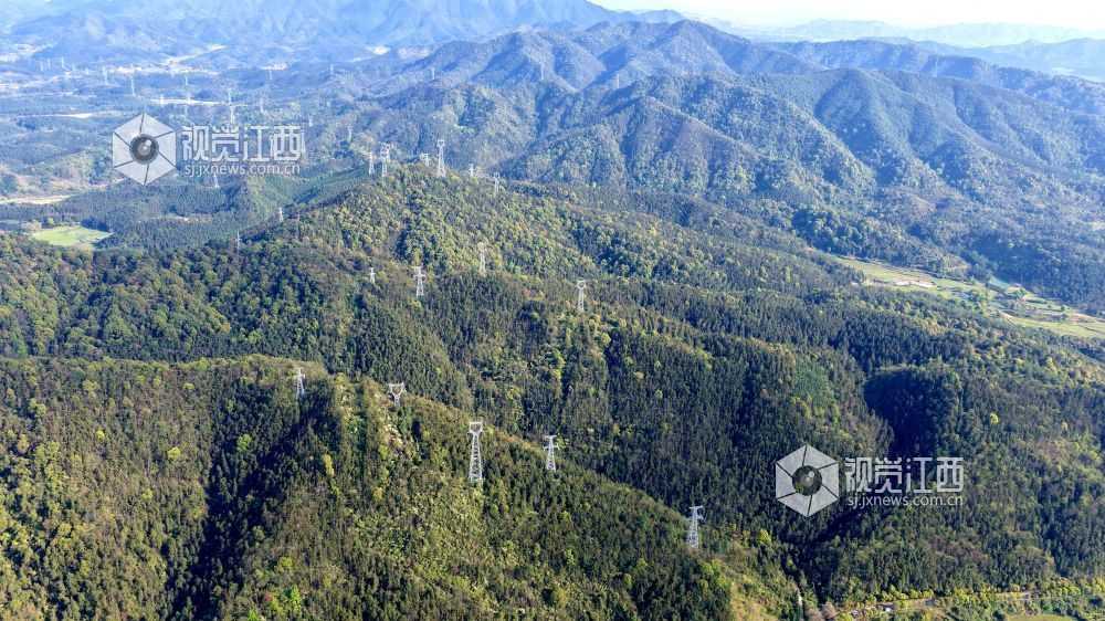 2026年4月1日，江西省吉安市峡江县福民乡境内“西电东送”特高压通道工程伫立在群山之巅，与青山、绿植相映成景，勾勒出一幅美丽的自然生态画卷。