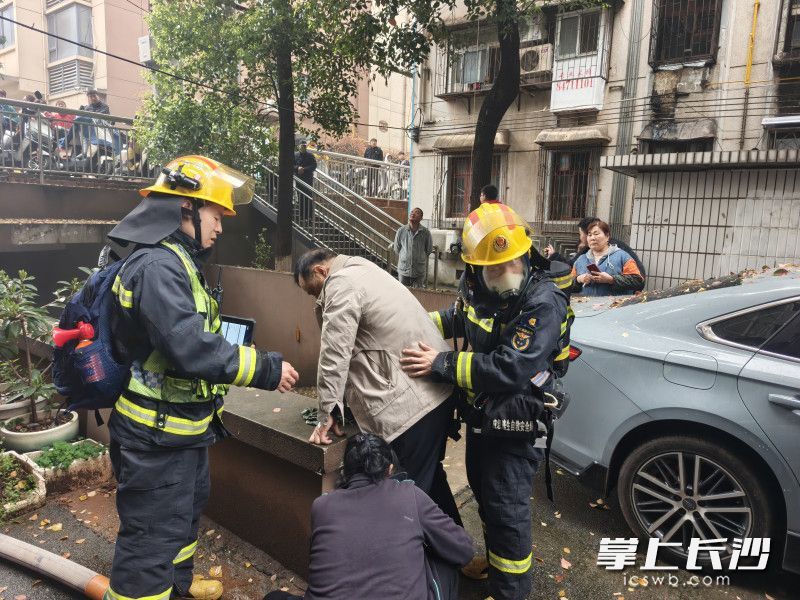 消防员成功营救出被困群众。 长沙晚报通讯员 朱伟强 摄