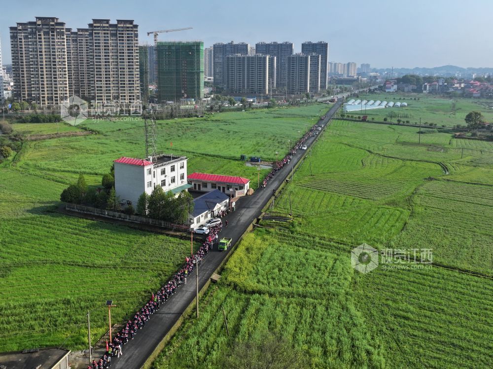 江西芦溪:远足活动 锤炼身心(图)