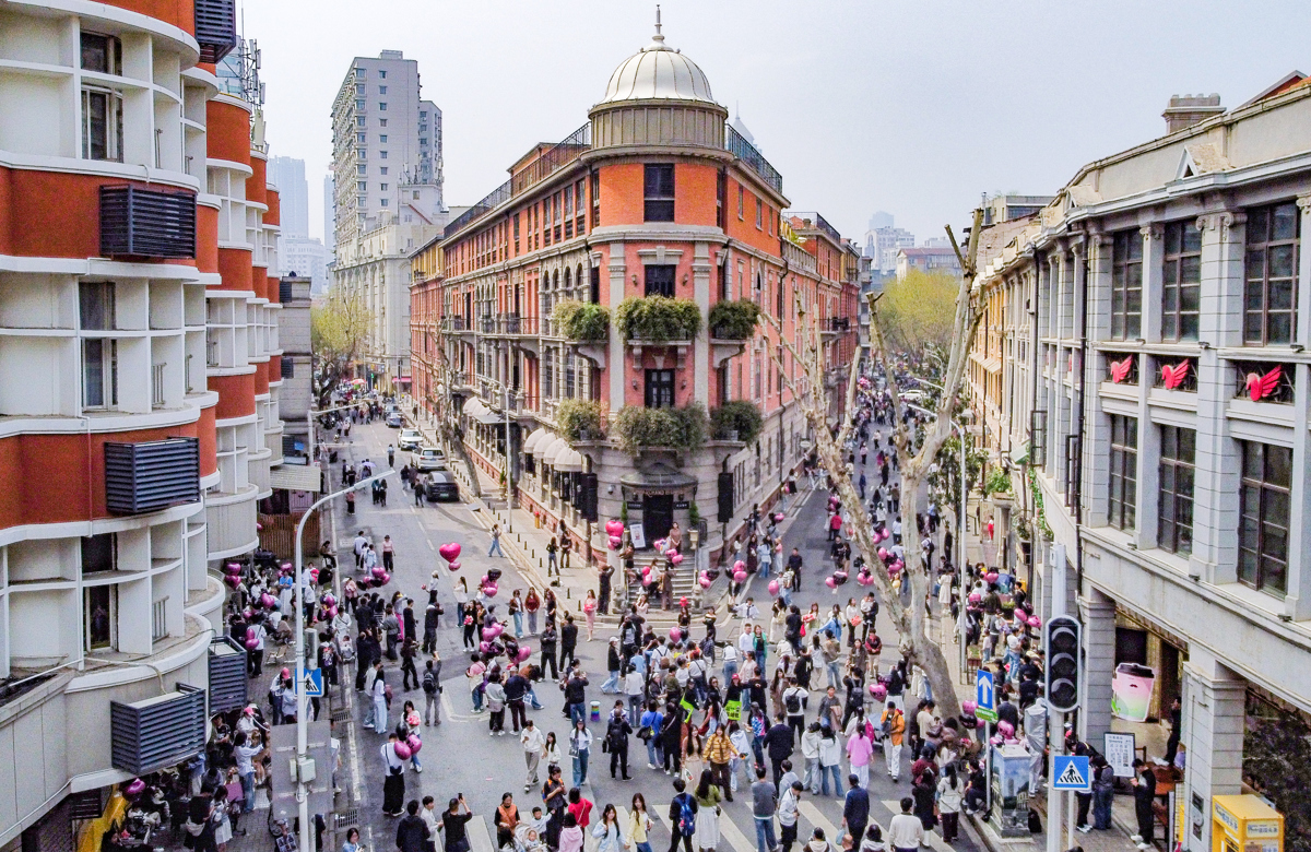 市民游客热情打卡巴公房子