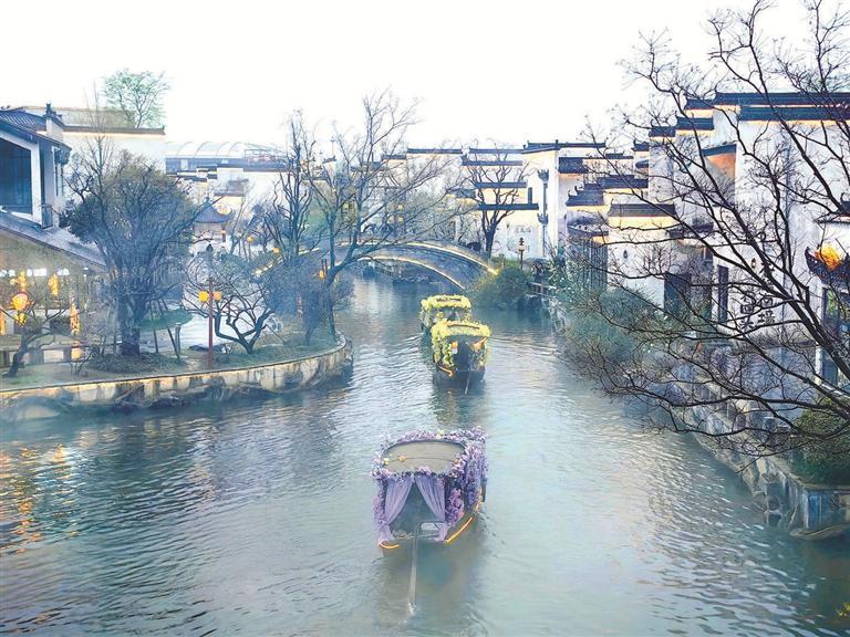 婺女洲摇橹船穿行水上花径