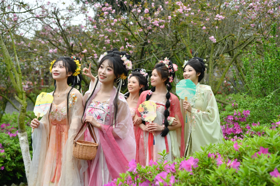 花神们在樱花公园赏花。